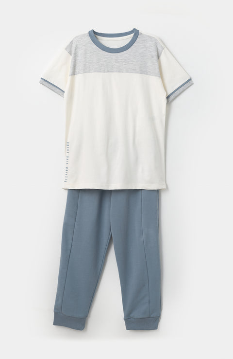 Conjunto de camiseta y pantalón para bebé niño en tela suave color marfil y azul medio