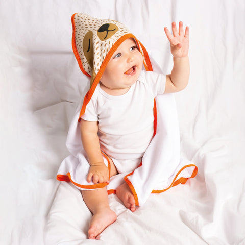 Toalla para bebé niño en tela suave color marfil con estampado de oso perezoso