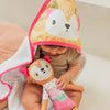 Toalla para bebé niña en tela suave color marfil con estampado de venado