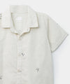 Camisa manga corta para bebé niño en algodón color marfil con estampado de hojas