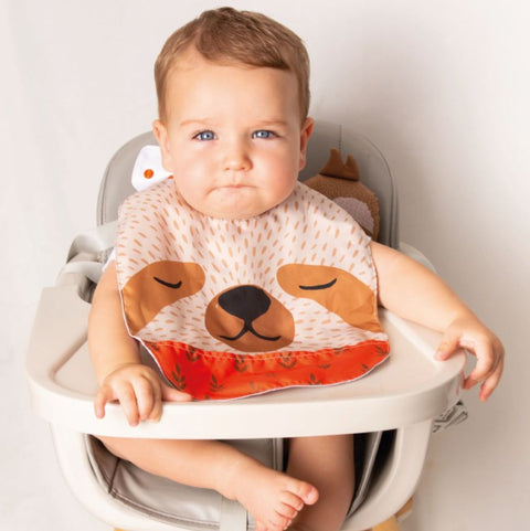 Babero para bebé niño color arena con estampado de oso perezoso